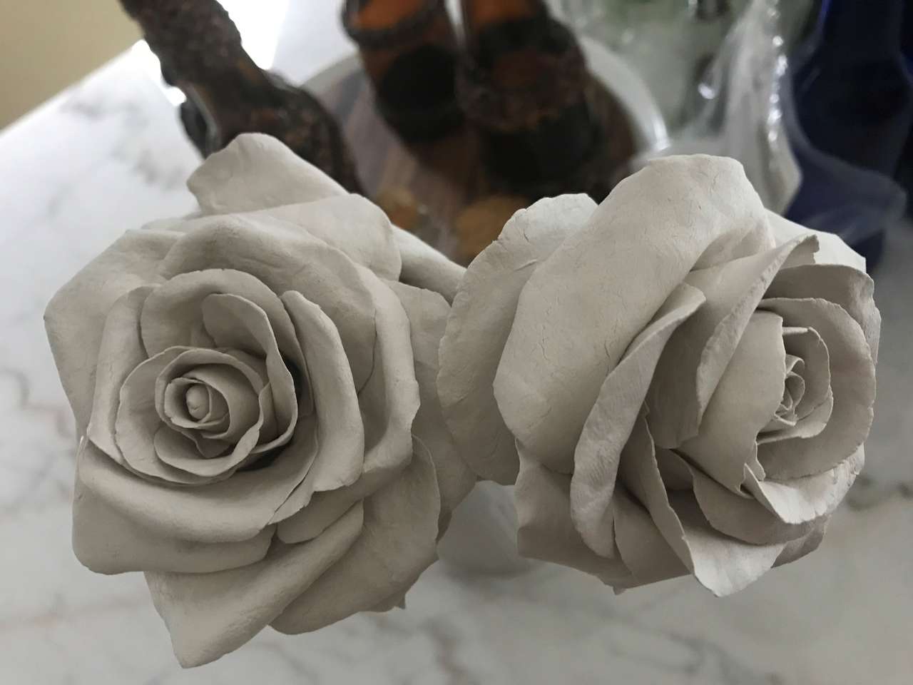 Białe róże z gliny puzzle online ze zdjęcia