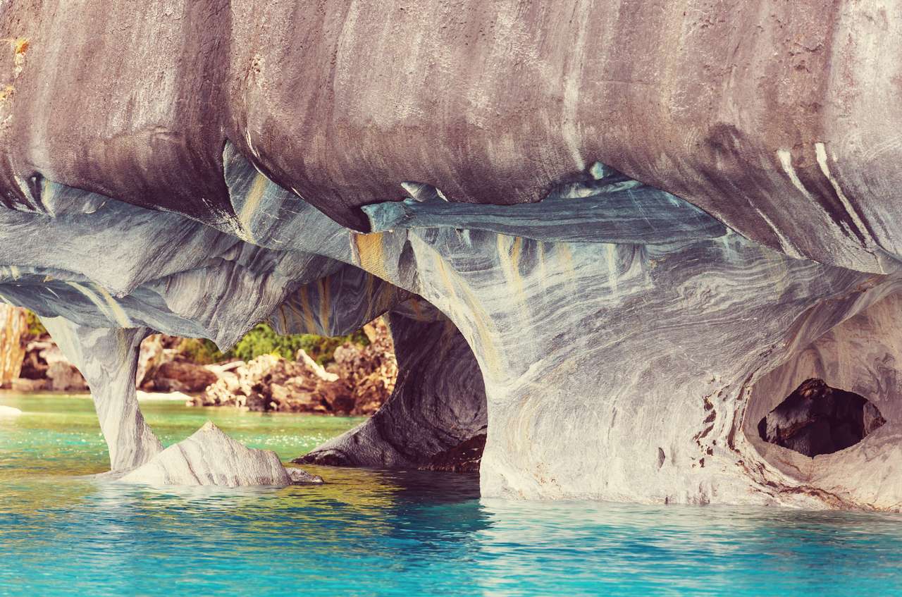 Niezwykłe marmurowe jaskinie nad jeziorem puzzle online