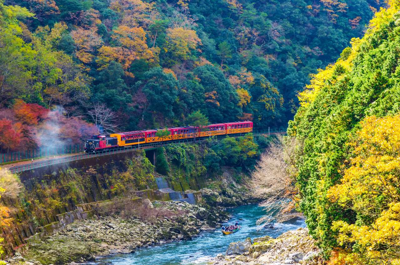 Kolorowy pociąg w Japonii puzzle online
