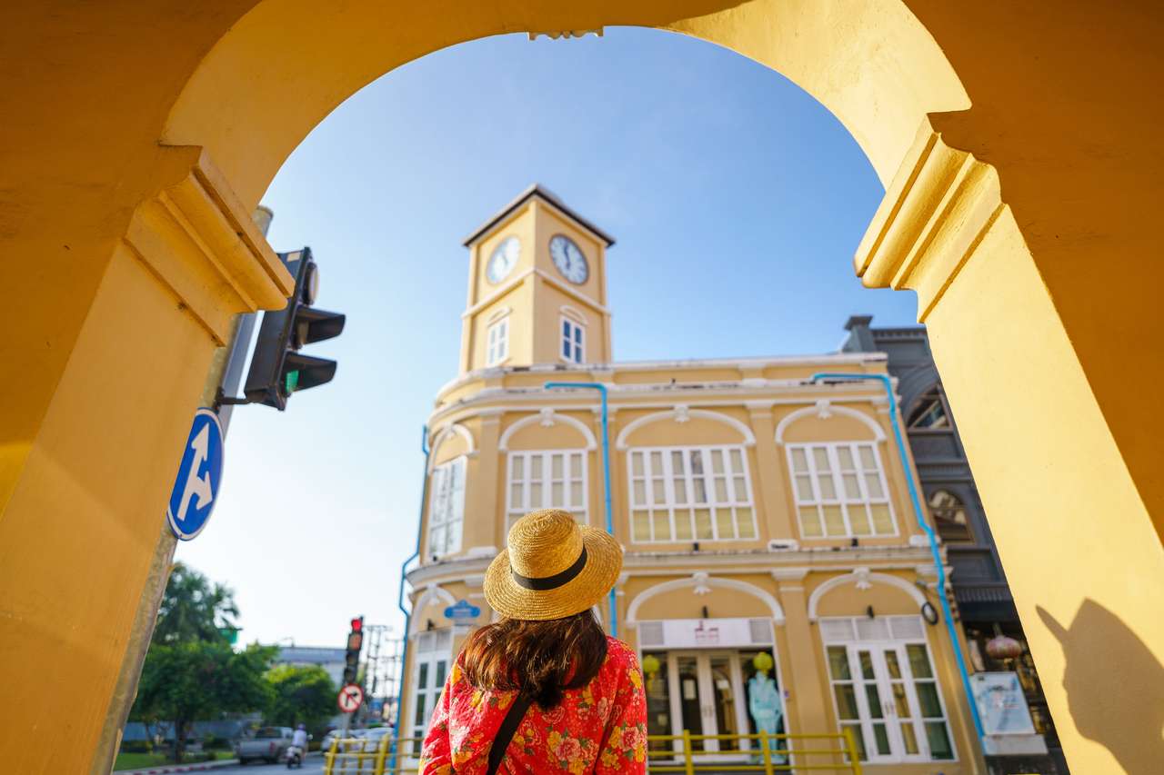 Podróżujący na ulicy starego miasta Phuket puzzle online