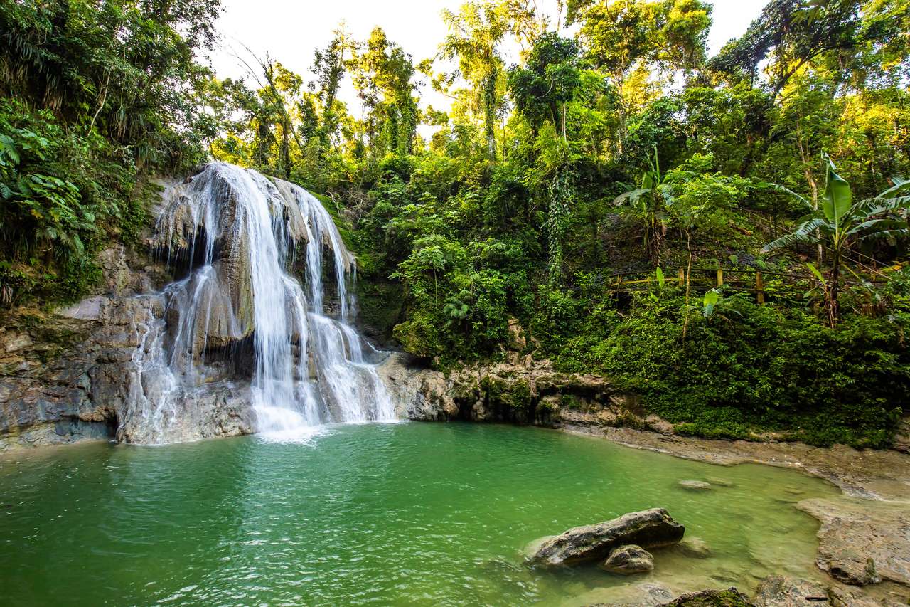 Piękny wodospad Gozalandia w San Sebastian Portoryko w świetle dziennym puzzle ze zdjęcia