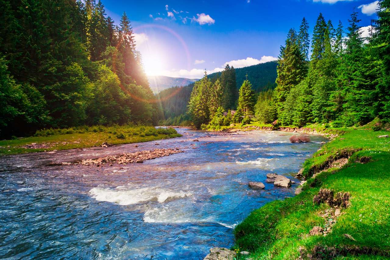 rzeka w pobliżu lasu u podnóża góry puzzle online ze zdjęcia