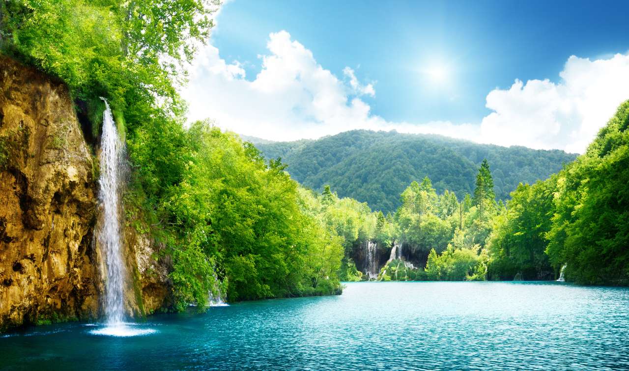 wodospad w głębokim lesie Chorwacji puzzle online ze zdjęcia