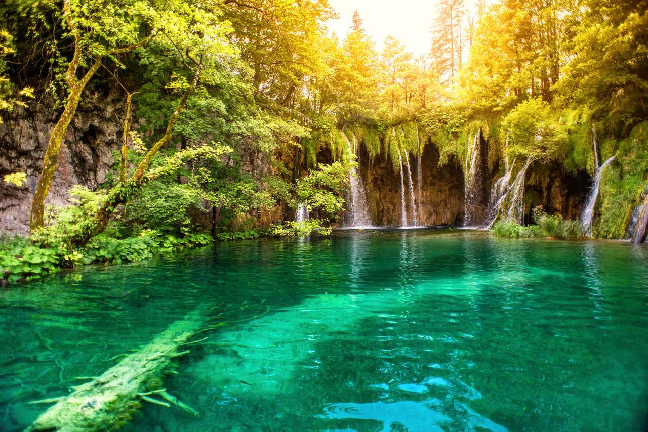 Wodospady w głębokim lesie, park narodowy Plitvice puzzle online