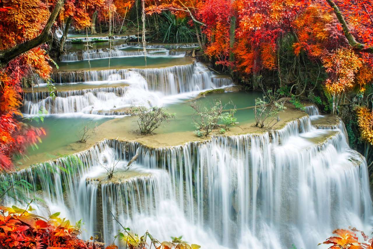 Piękny wodospad w kolorowym jesiennym lesie puzzle online ze zdjęcia