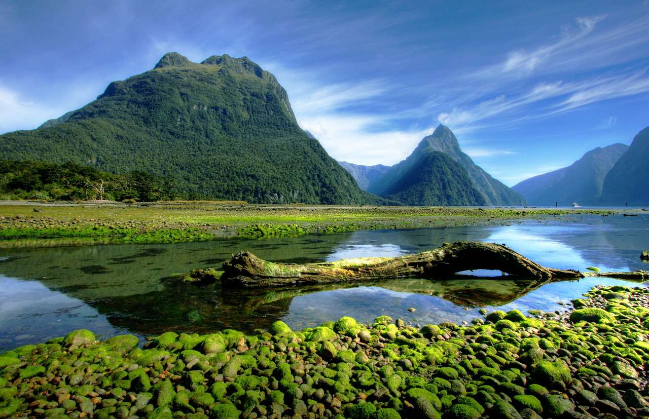Mitre Peak w Nowej Zelandii podczas odpływu puzzle online