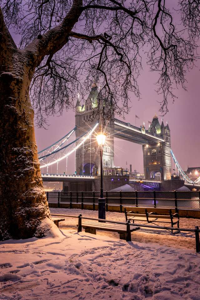 Tower Bridge w Londynie w zimowy wieczór puzzle online ze zdjęcia