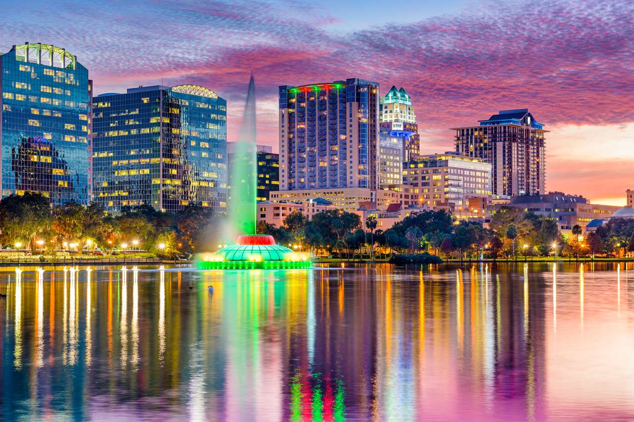 Orlando, Floryda, USA o zmierzchu nad jeziorem Eola. puzzle online