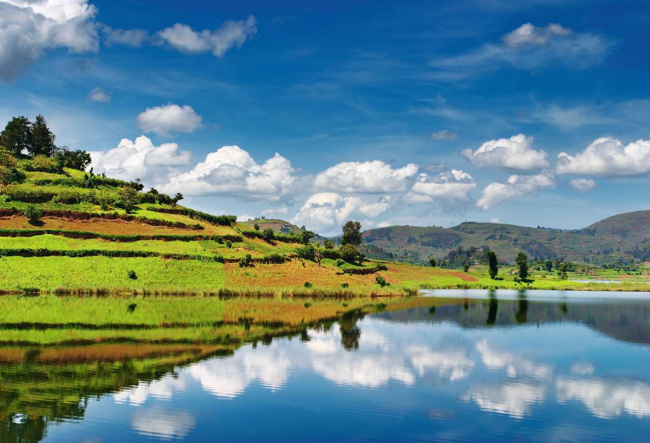 Piękne górskie jezioro Bunyonyi w Ugandzie puzzle online ze zdjęcia
