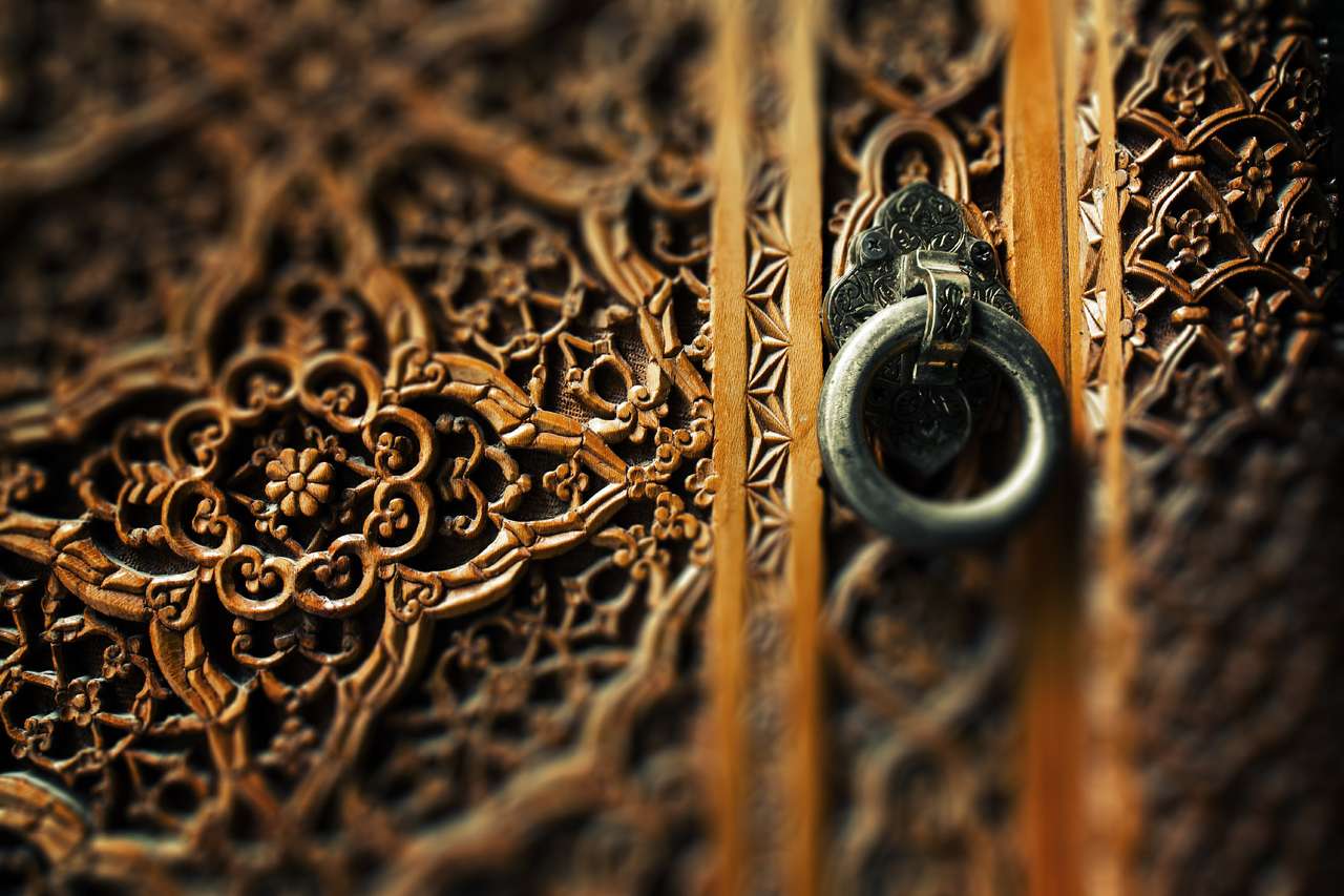 Starożytne drewniane drzwi i metalowy uchwyt pierścieniowy puzzle online ze zdjęcia
