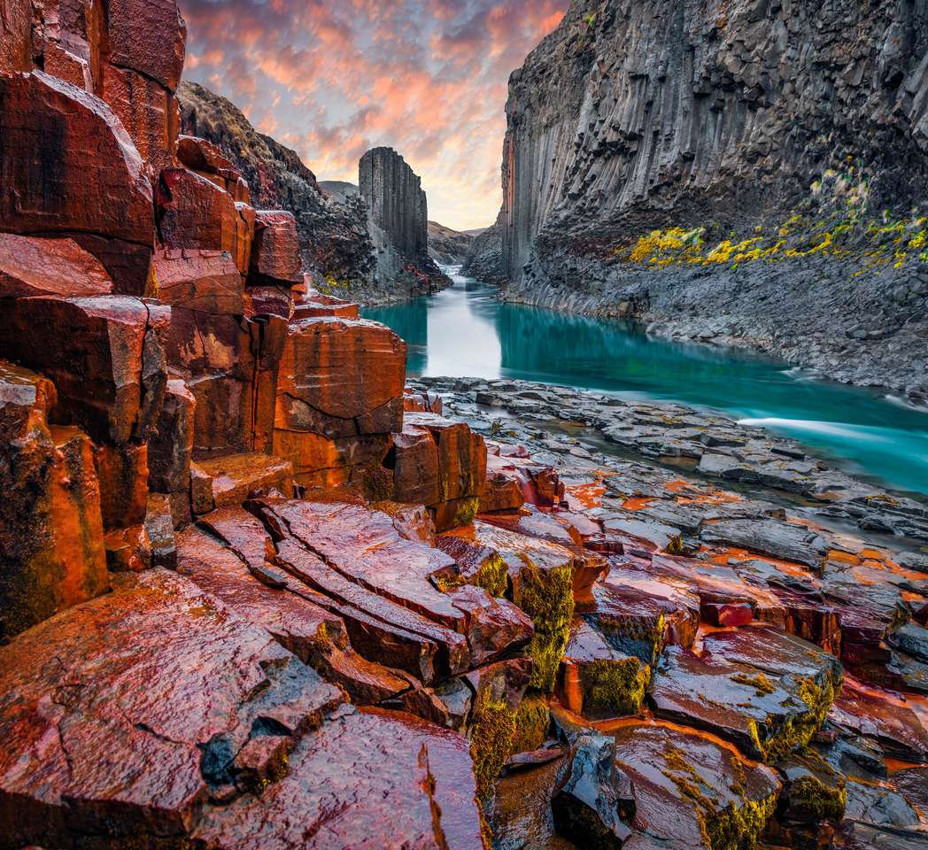 Czerwone skały klif w głębokim kanionie górskiej rzeki puzzle online ze zdjęcia