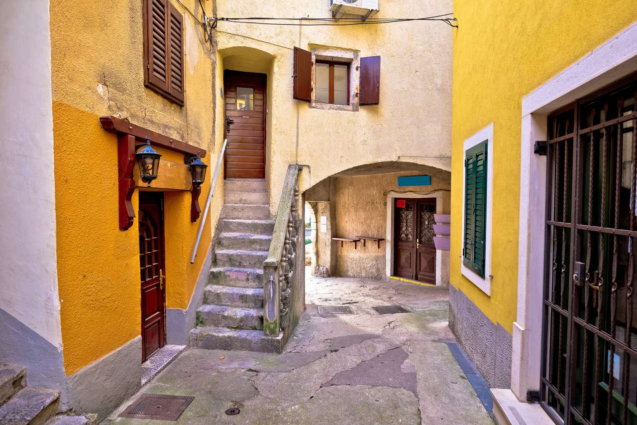 Kolorowa stara ulica starego miasta Lovran puzzle online ze zdjęcia