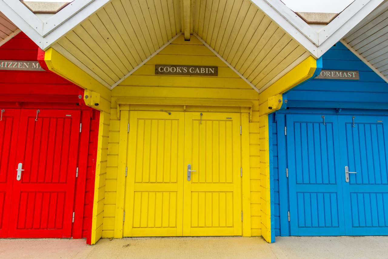 Jasne, kolorowe domki na plaży w Whitby, Anglia, Wielka Brytania puzzle online