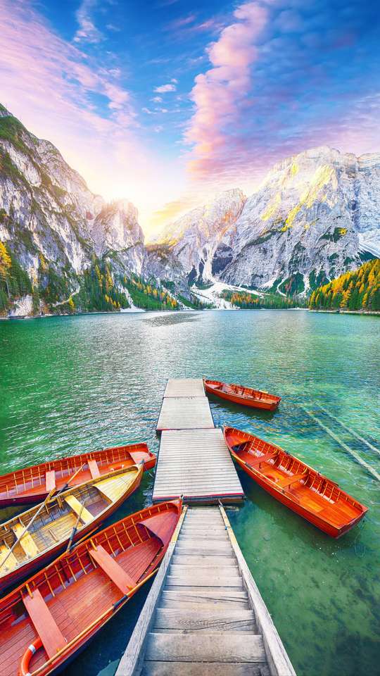 Niesamowita sceneria słynnego alpejskiego jeziora Braies puzzle online ze zdjęcia