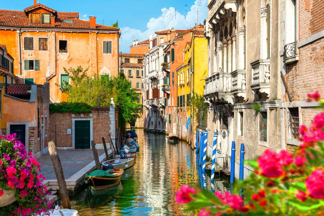 Kwiaty nad kanałem w Wenecji, Włochy puzzle