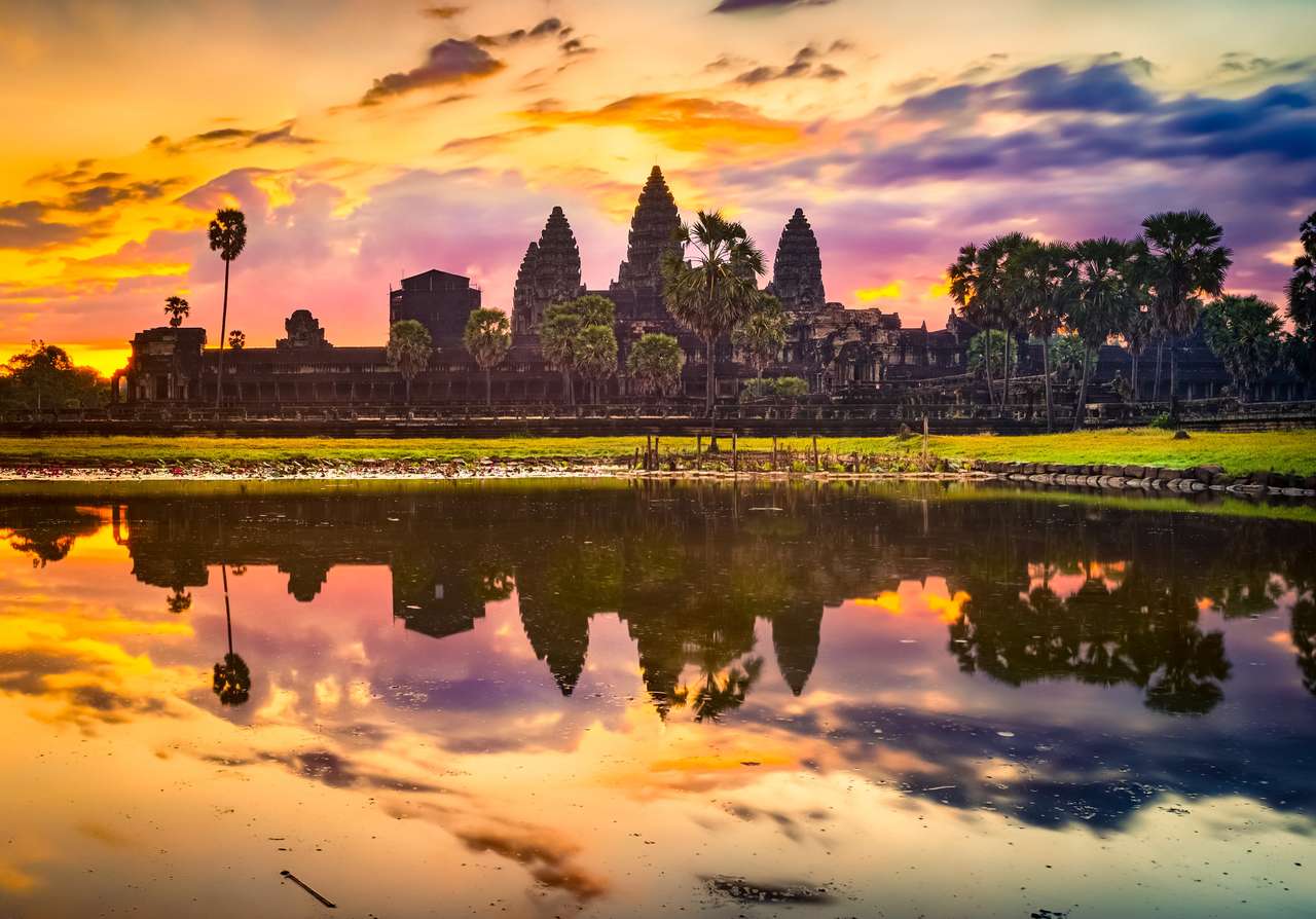 Świątynia Angkor Wat odbijająca się w wodzie puzzle online ze zdjęcia