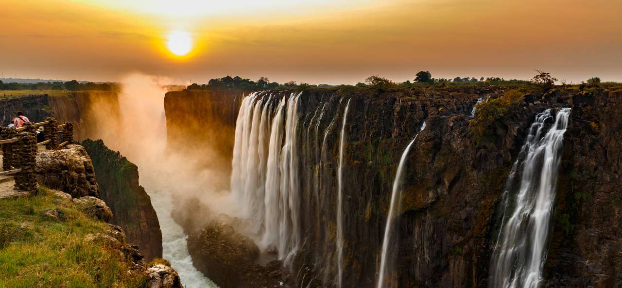 Victoria Falls panorama zachodu słońca z pomarańczowym słońcem puzzle online