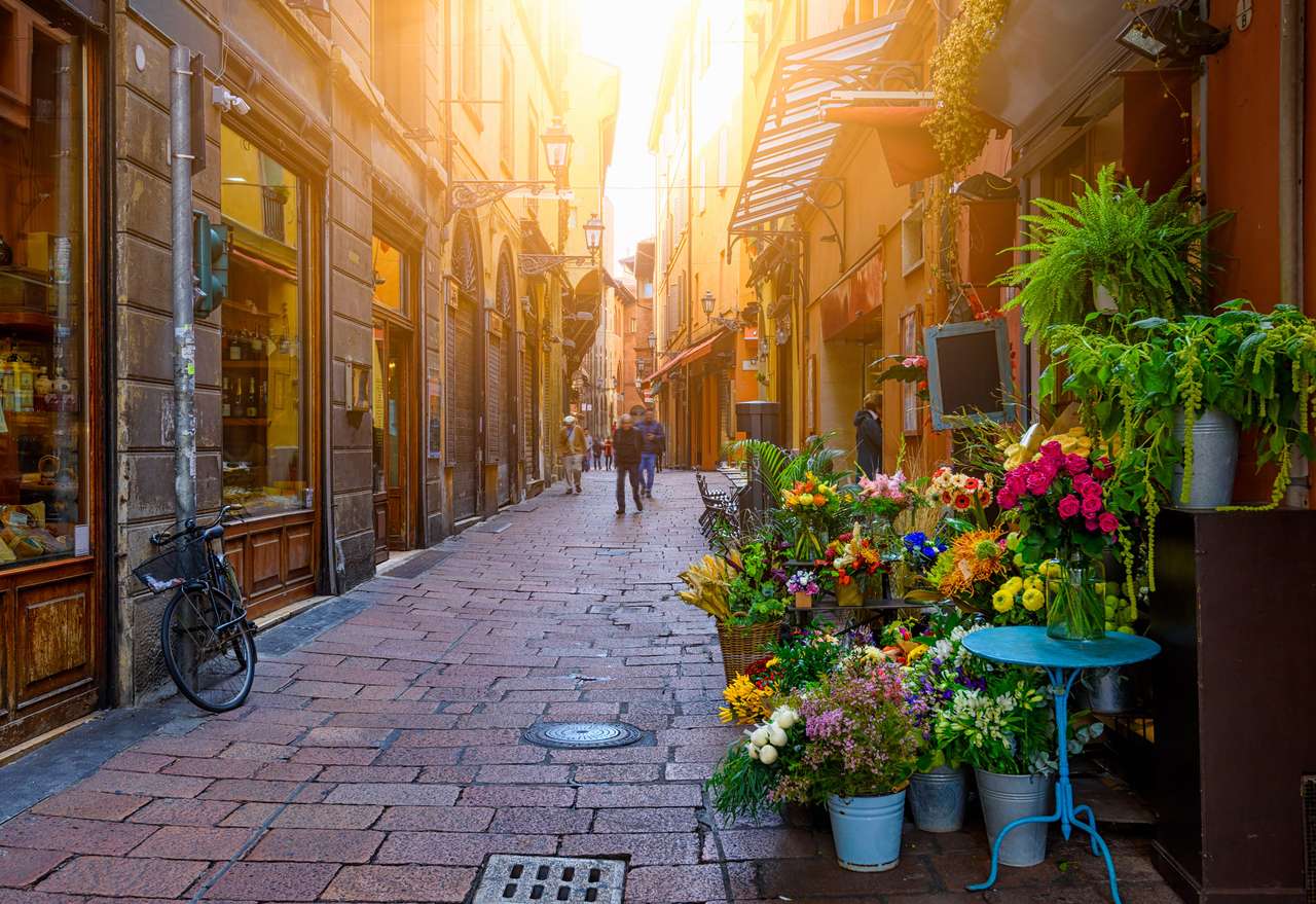 Stara wąska uliczka z kwiaciarnią w Bolonii puzzle ze zdjęcia