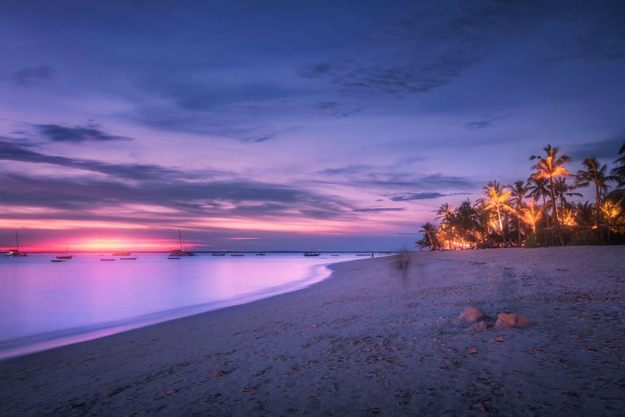 Piaszczysta plaża z palmami o kolorowym zachodzie słońca puzzle online ze zdjęcia