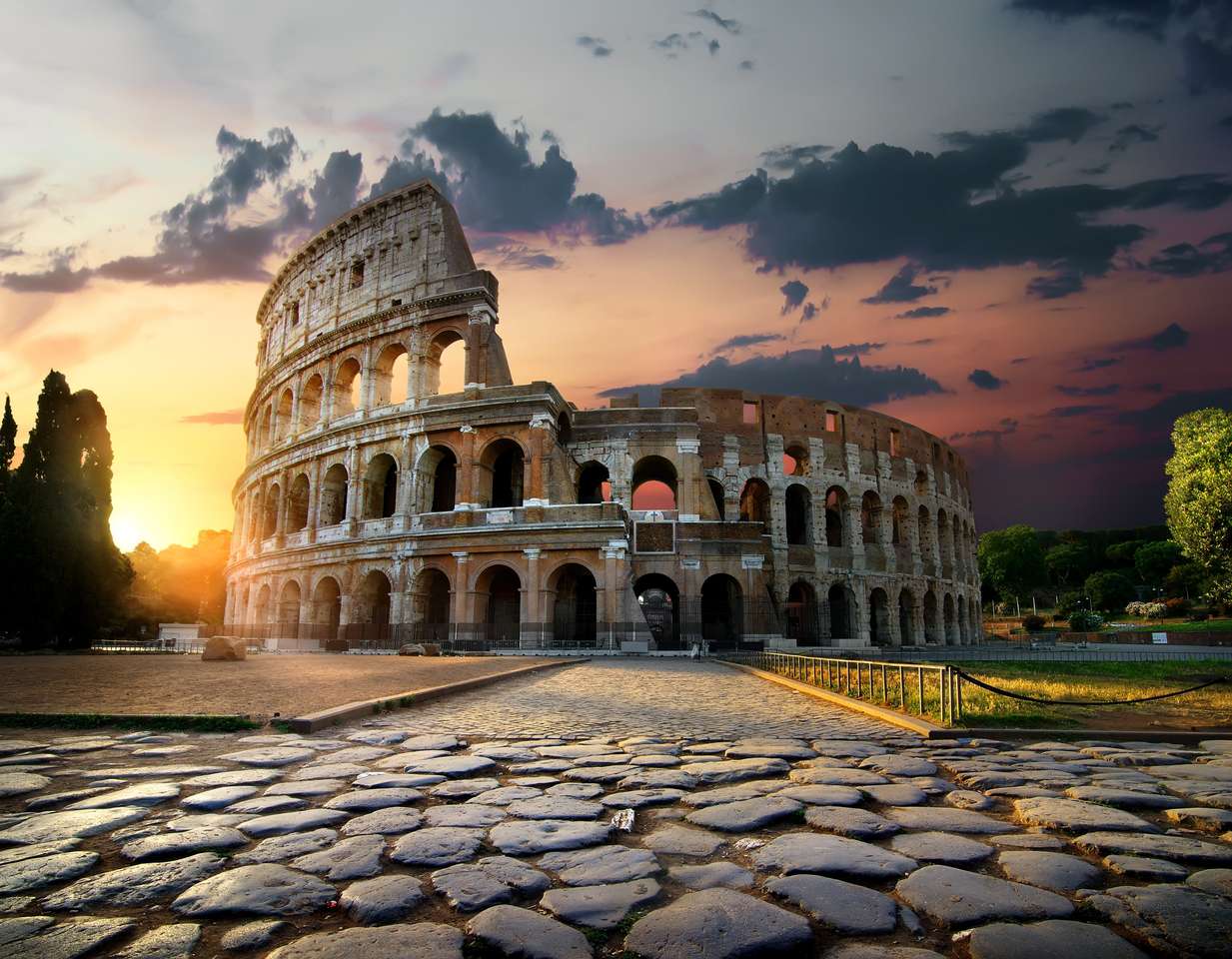 Światło słoneczne na starożytnych ruinach Koloseum w Rzymie, Włochy puzzle online ze zdjęcia