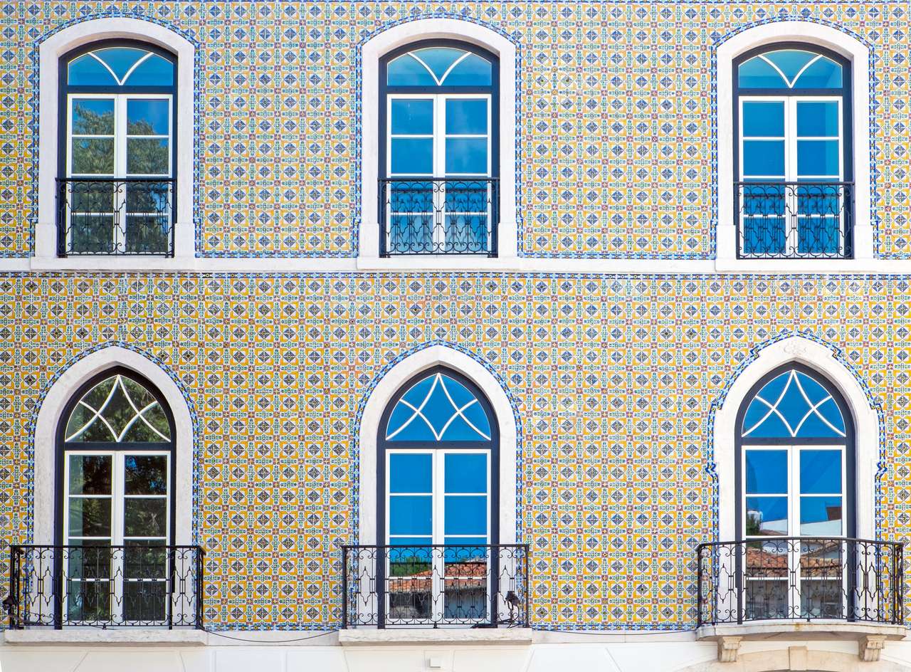 Typowa kafelkowa fasada widziana w Lizbonie, Portugalia puzzle online