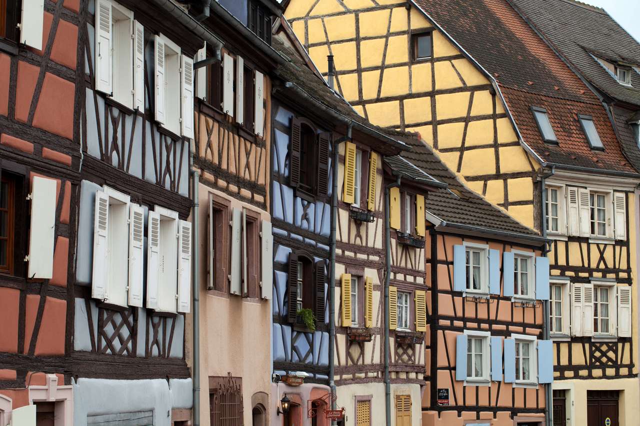 Domy o konstrukcji szachulcowej w Colmar, Alzacja, Francja puzzle online ze zdjęcia