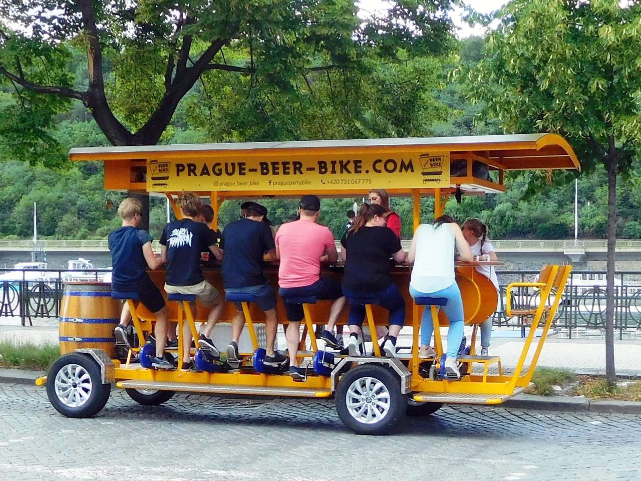 Piwny pojazd w Pradze puzzle online ze zdjęcia