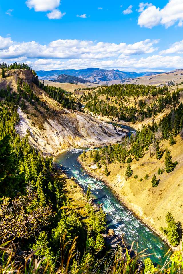 Calcite Springs z widokiem na rzekę Yellowstone puzzle online ze zdjęcia