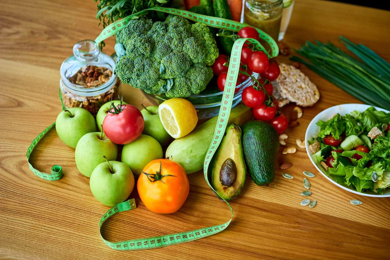 organiczne owoce, warzywa, sałatka i świeża woda puzzle online