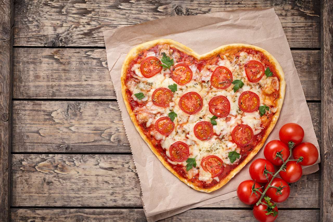 Pizza margherita w kształcie serca puzzle online