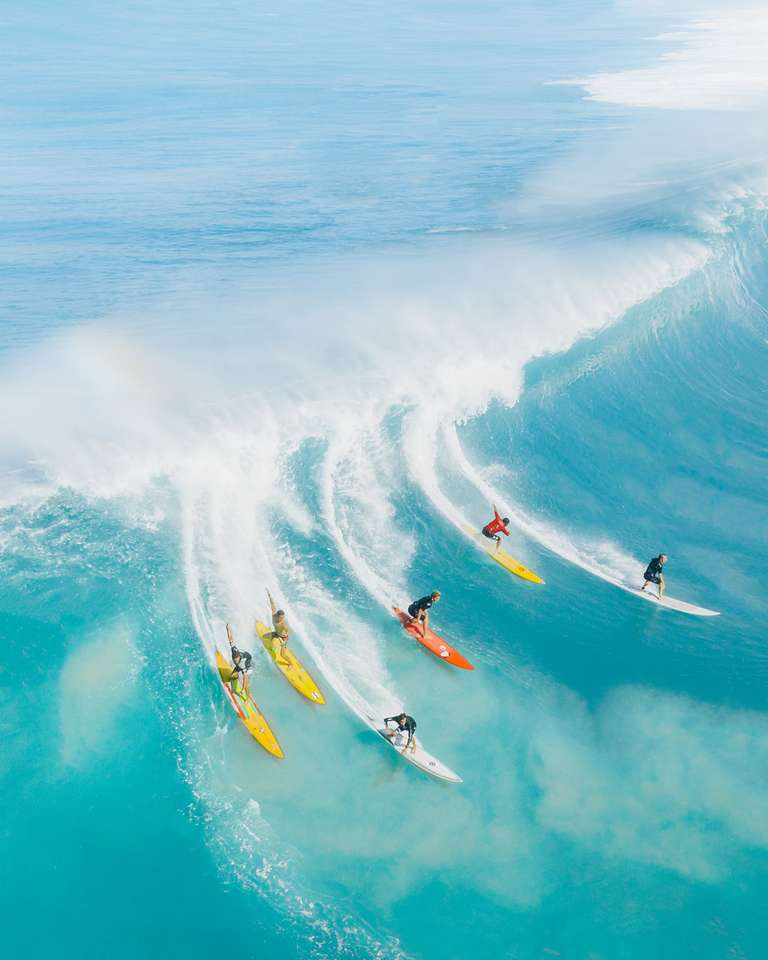 Ludzie surfujący na morskich falach puzzle online