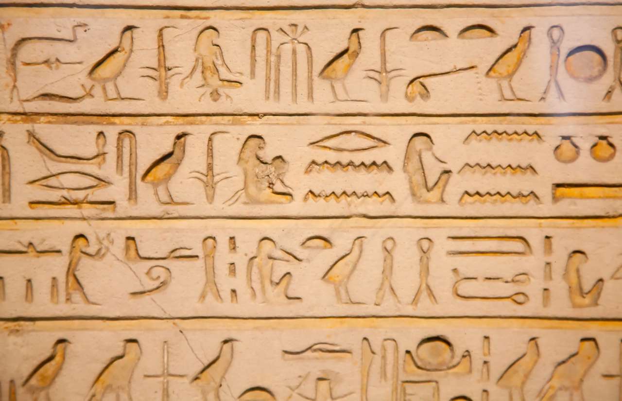 Egipskie hieroglify na ścianie puzzle online ze zdjęcia