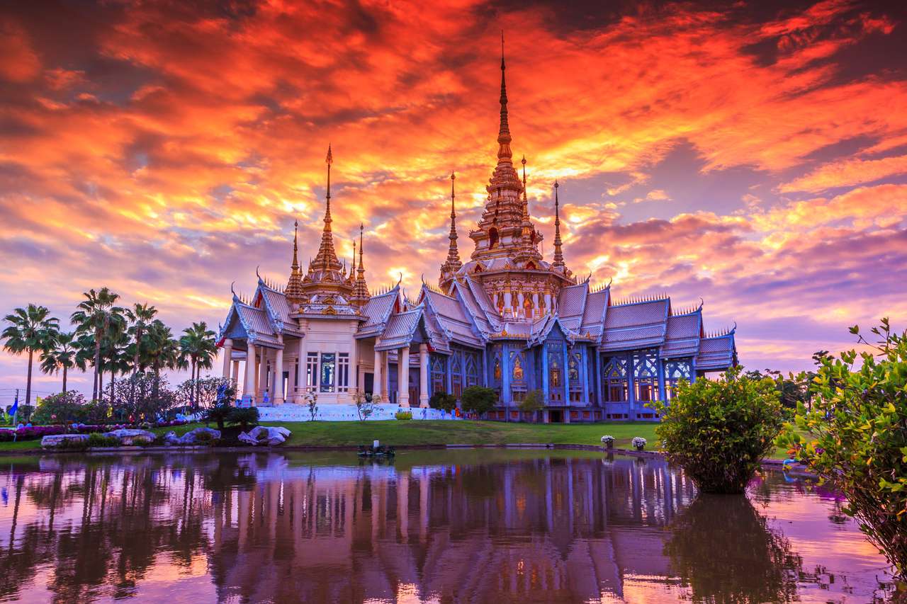 Wat thai, zachód słońca w świątyni Tajlandii puzzle online