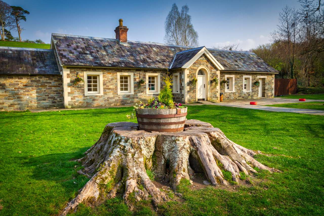 Tradycyjny domek w Parku Narodowym Killarney, Irlandia puzzle online ze zdjęcia