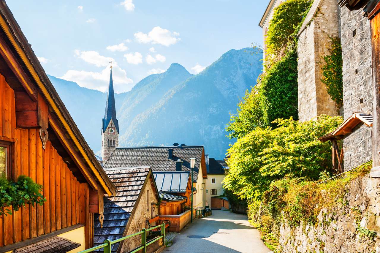 Piękna ulica w wiosce Hallstatt, Austriackie Alpy puzzle online ze zdjęcia