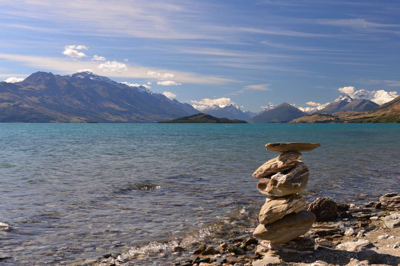Zrównoważony stos kamieni nad jeziorem Wakatipu puzzle