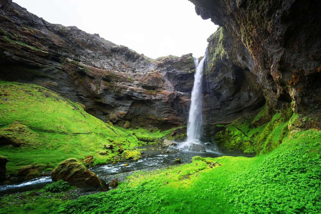 Wodospad Kvernufoss na Islandii puzzle