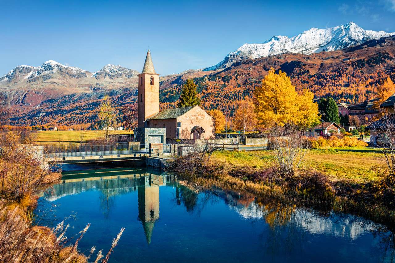 Idealny jesienny widok na kościół San Lurench w Sils puzzle online