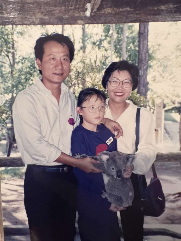 Rodzina trzymająca koala puzzle online