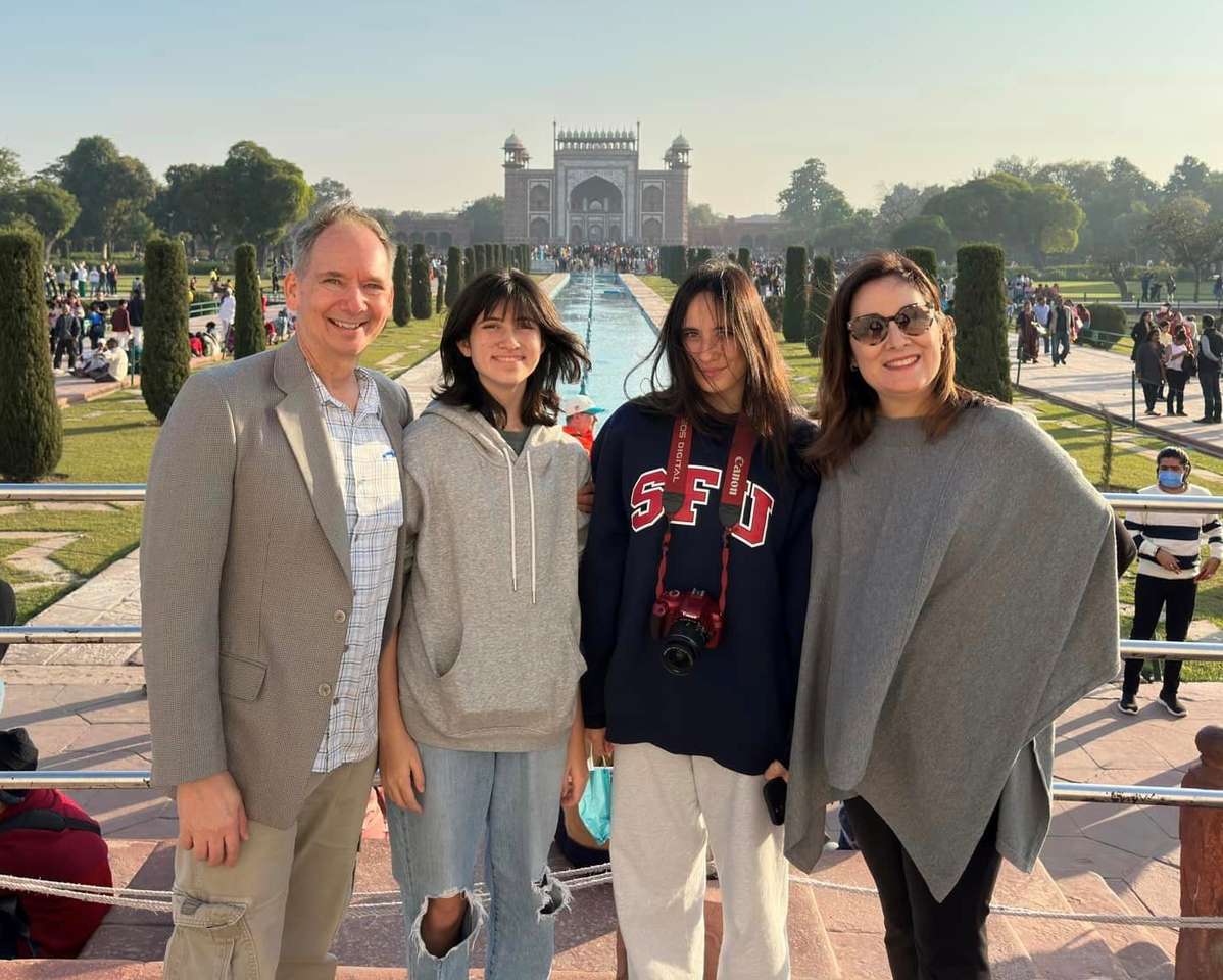 Mike i rodzina w Taj Mahal puzzle online