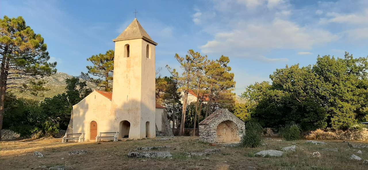 kościół w Starigrad puzzle online ze zdjęcia