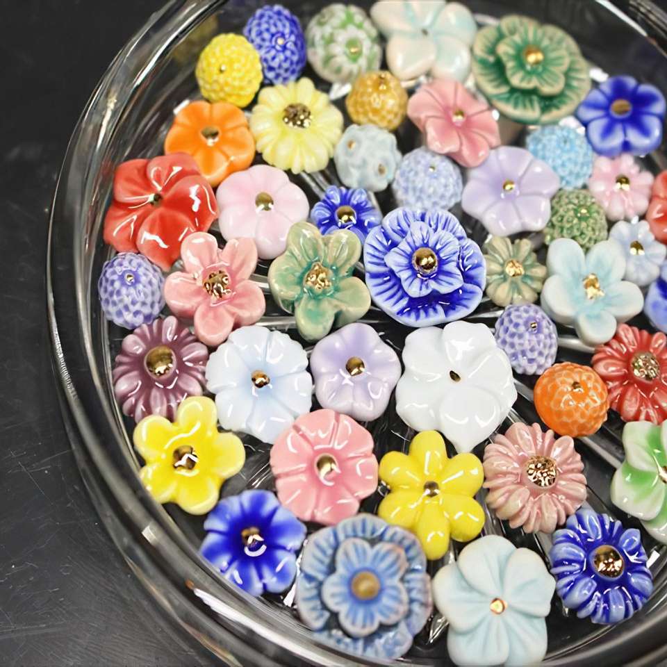 Zakwitły kwiaty ceramiki puzzle online ze zdjęcia