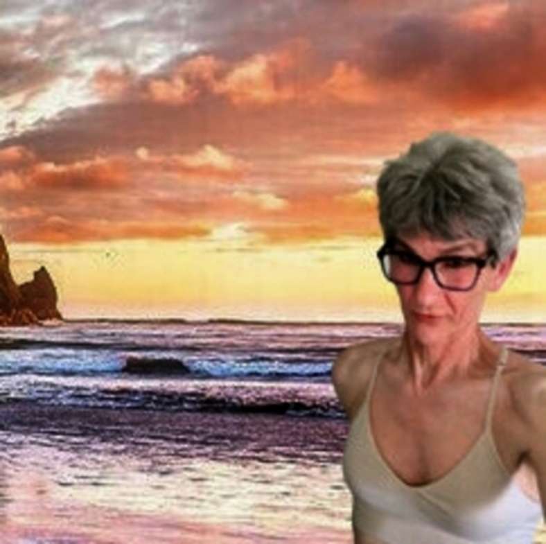 Starsza laska w bikini na plaży puzzle online ze zdjęcia