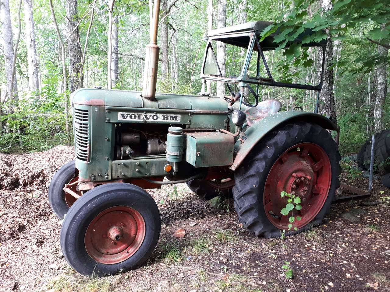 Traktor i skogen. puzzle online ze zdjęcia