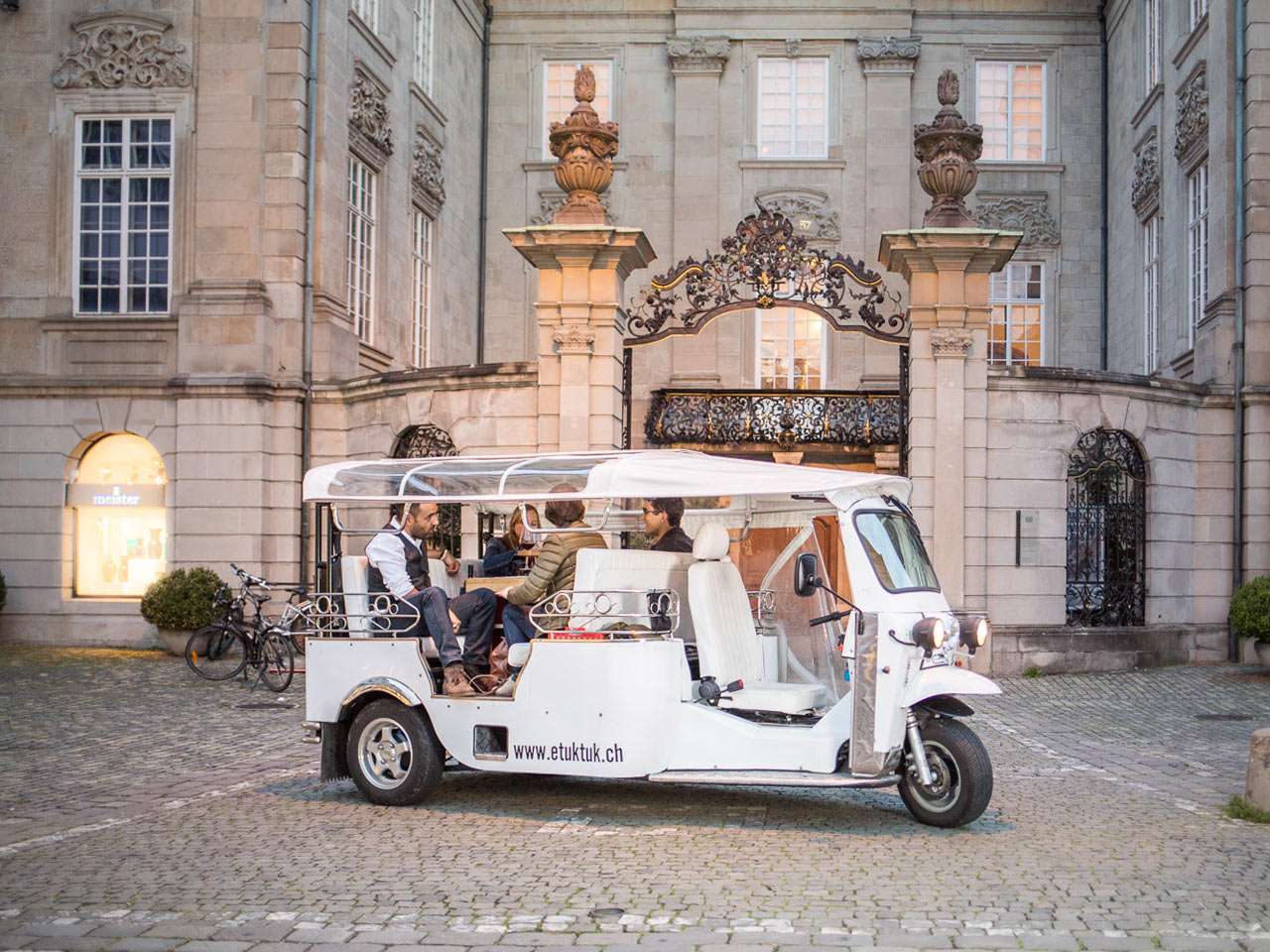 Tuktuk Zurych puzzle online ze zdjęcia