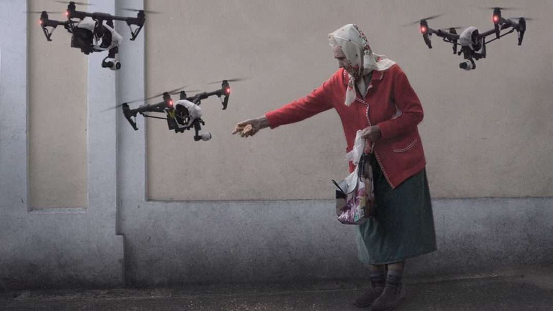 Dron stara kobieta puzzle online