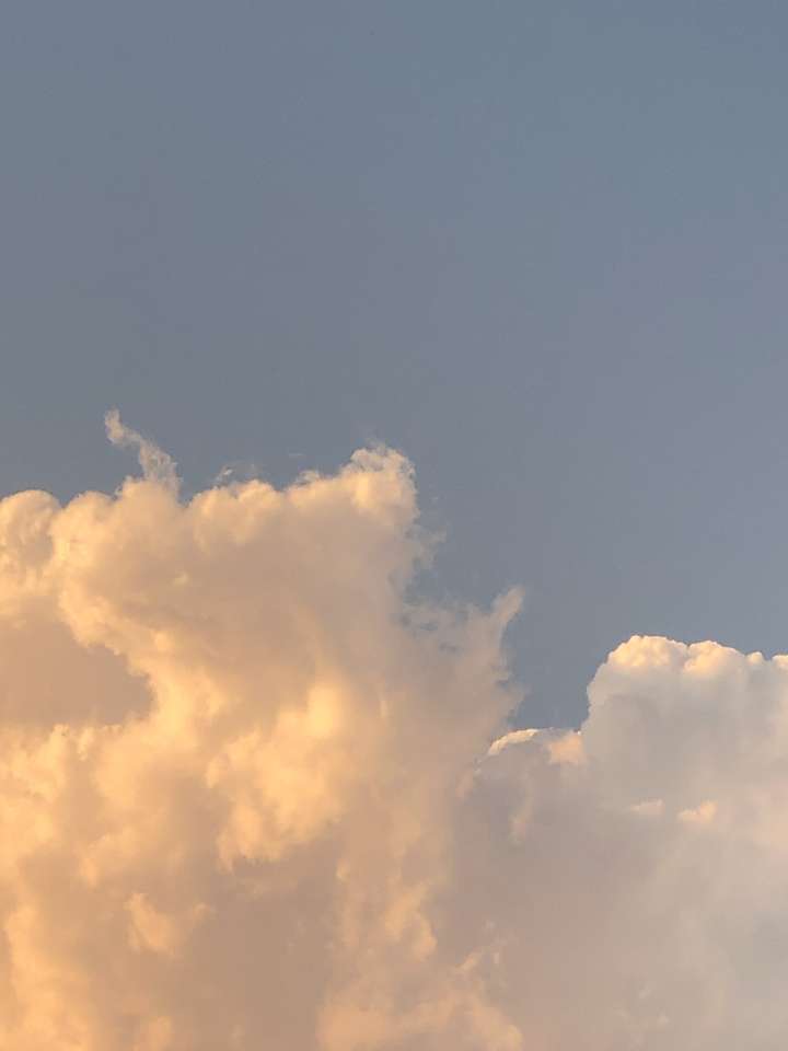 niebieskie chmury na niebie puzzle online ze zdjęcia