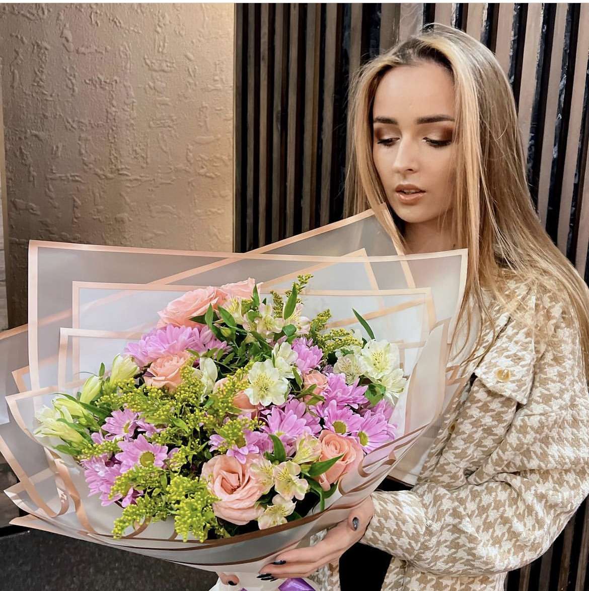 Kwiaty i dziewczyna puzzle online ze zdjęcia