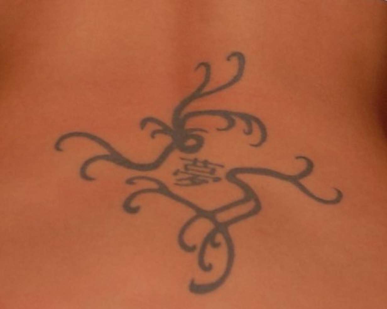 Tatuaż na plecach puzzle online ze zdjęcia