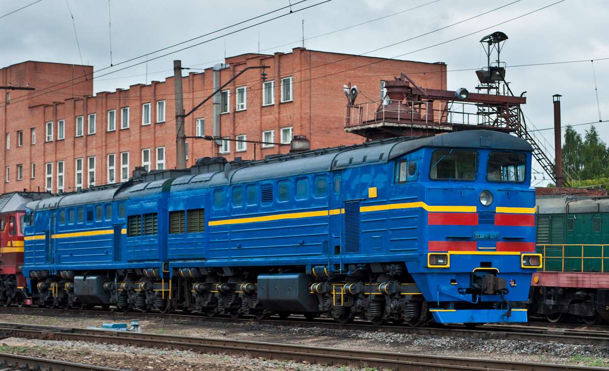 lokomotywa w zajezdni puzzle online ze zdjęcia